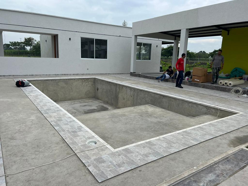 Piscina en obra gris