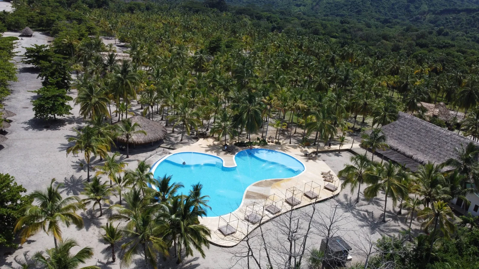 Piscina en membrana con forma irregular